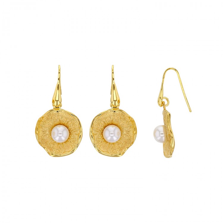 Boucles d'oreilles coquillages rondes en argent 925/1000 doré orné d'une perle synthétique
