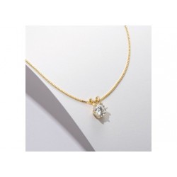 Pierre en moissanite sur son collier argent doré