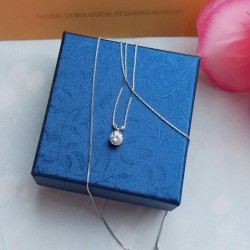 Collier en argent 925/1000ème avec une pierre en Moissanite pour femme.